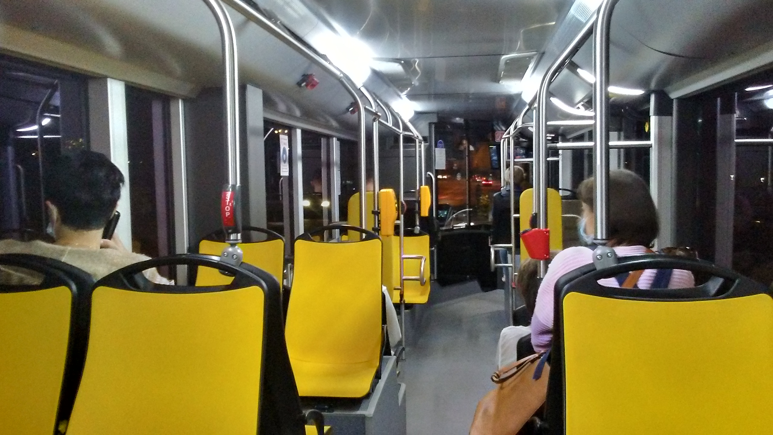Wnętrze miejskiego autobusu elektrycznego Solaris Urbino