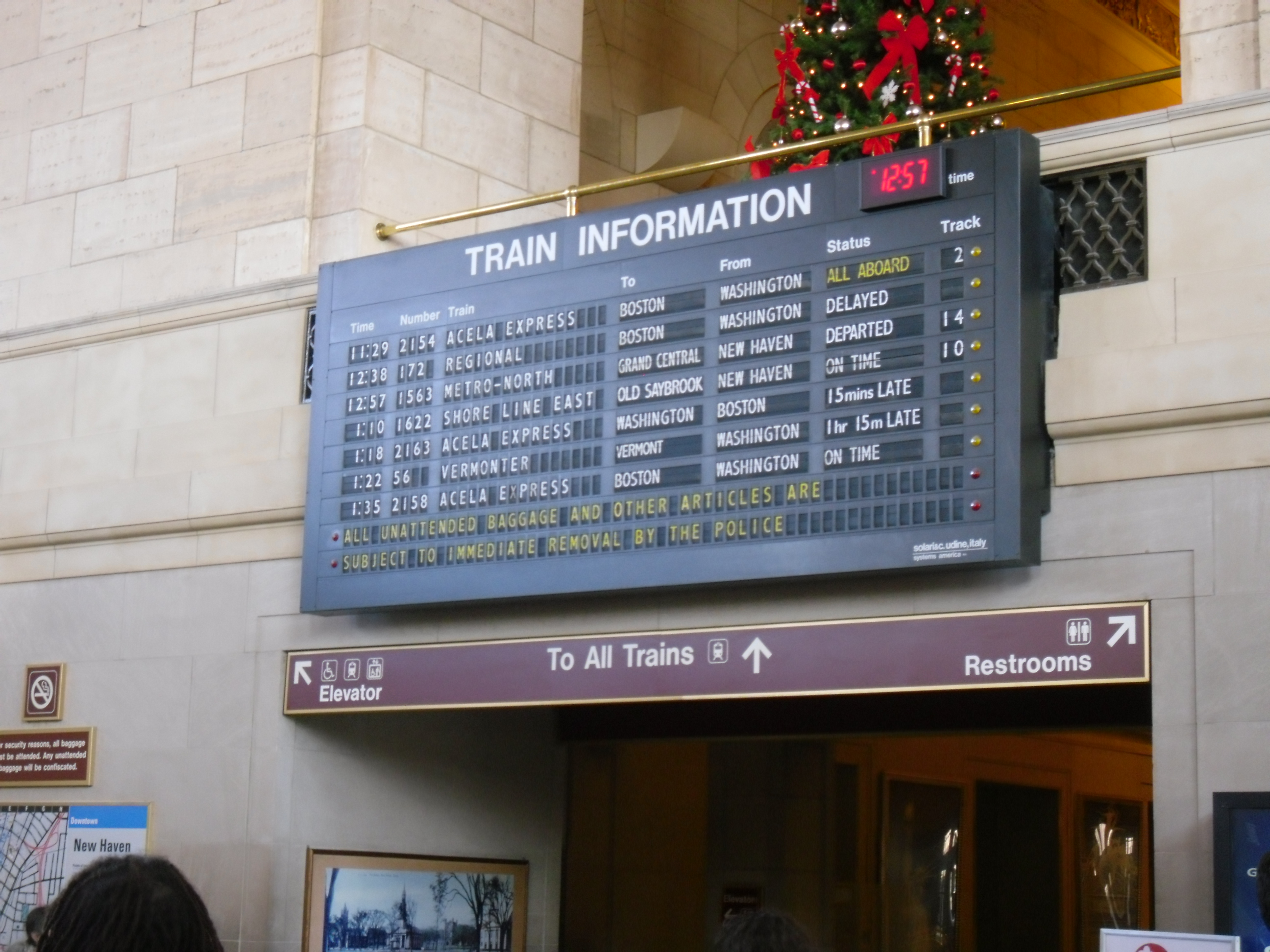 Mechaniczna tablica odjazdów (split-flap) z listą pociągów i godzin na dworcu Union Station w New Haven.