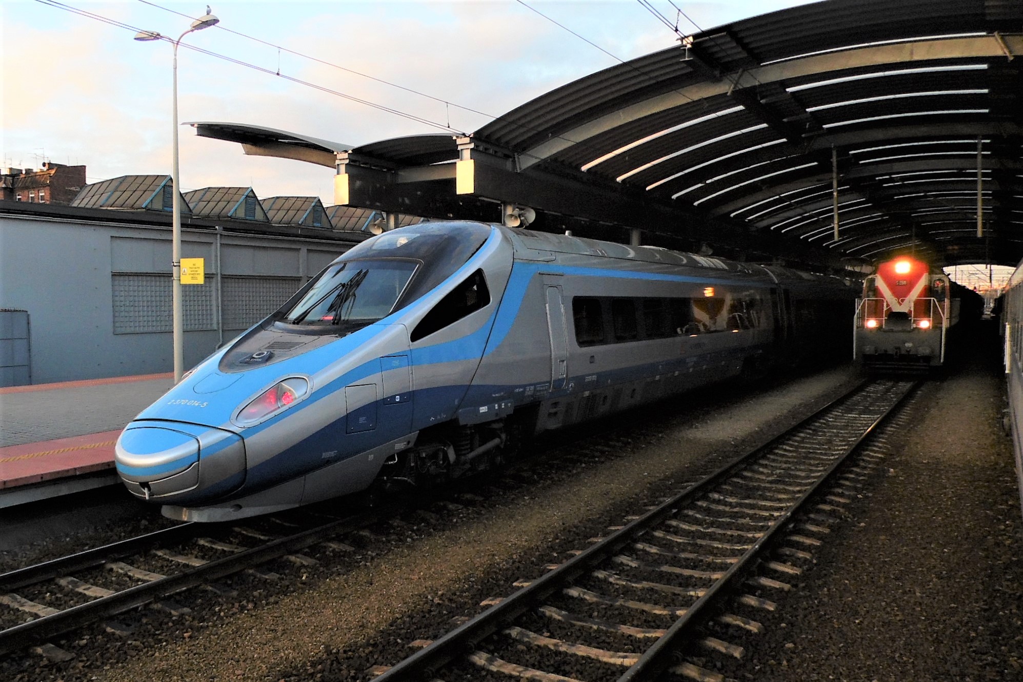 Pociąg Pendolino ED250 na stacji w Katowicach