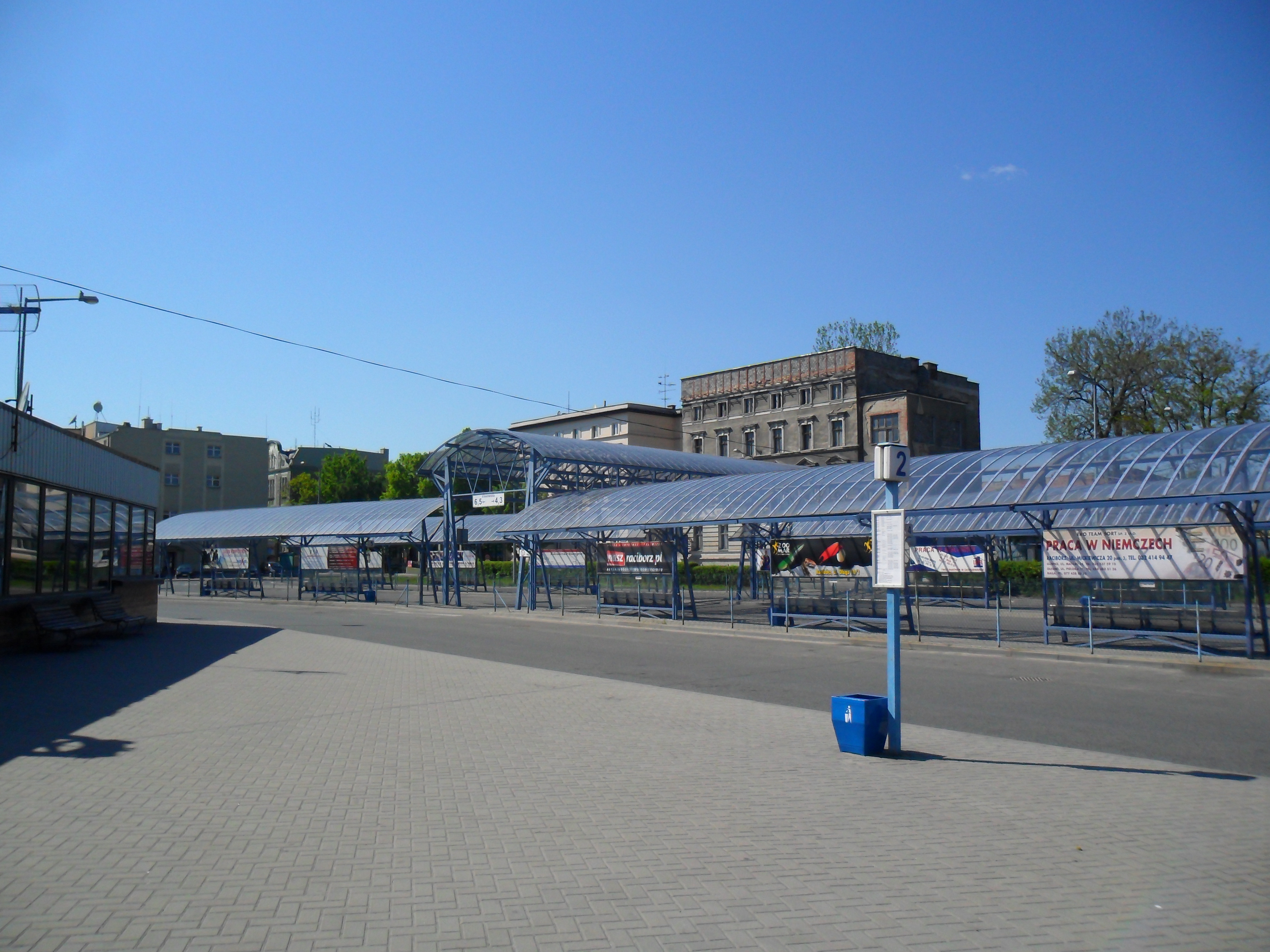 Dworzec autobusowy PKS w Raciborzu — stanowiska odjazdowe z wiatami i tablicą rozkładu jazdy.