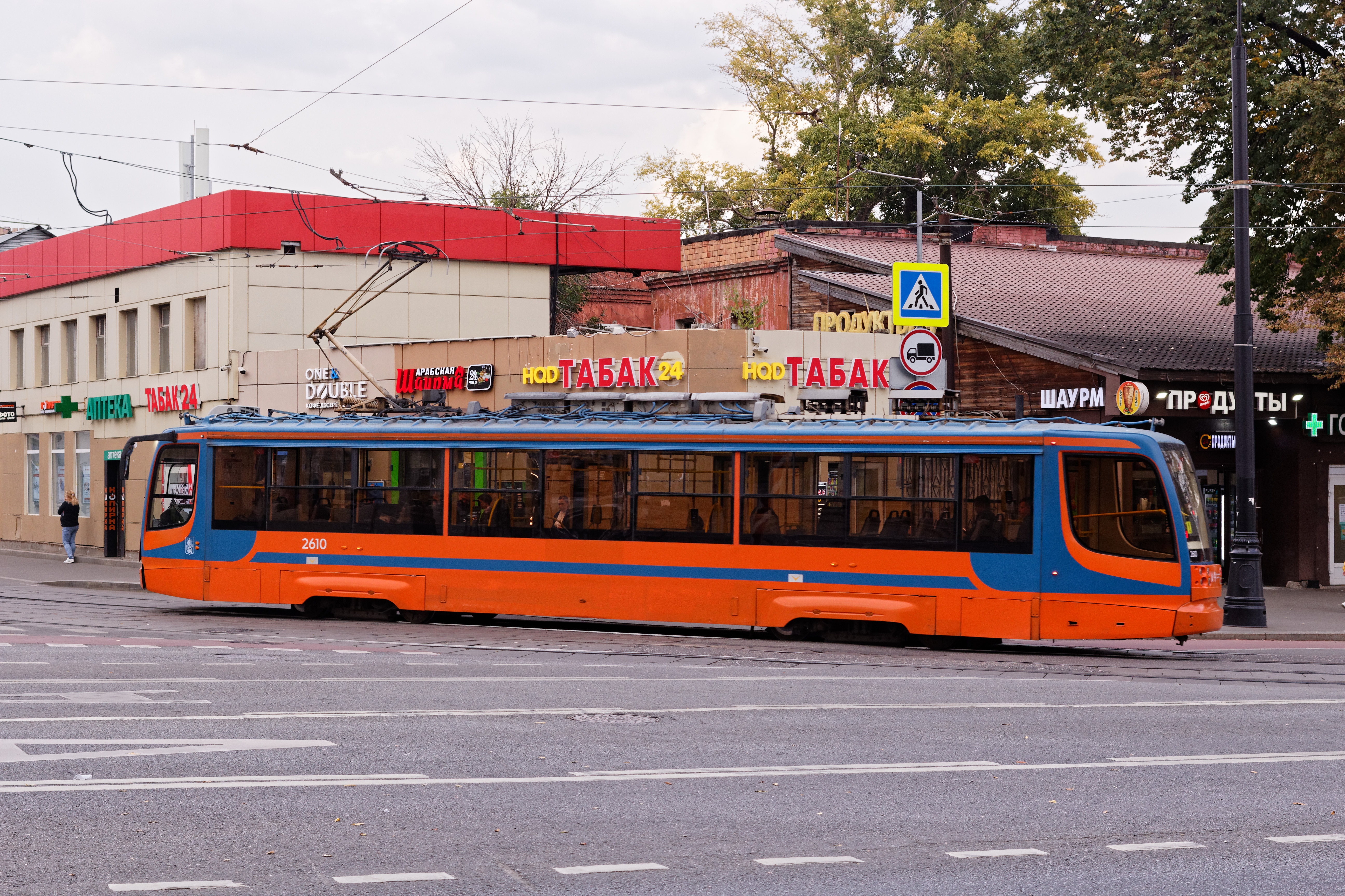 Tramwaj jadący wydzielonym torowiskiem w mieście